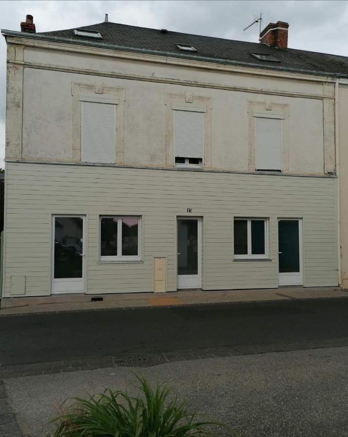 Charmant F2 Noyant Exterior photo